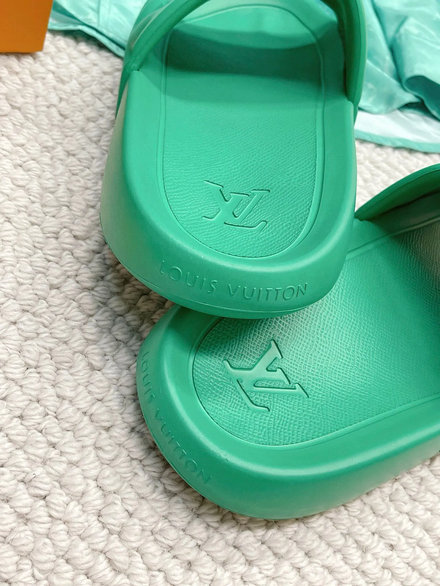 Factory price: 260💰【𝐋𝐕 Slippers】▪️Shoe size: Men's 38-45 ▪️Packaging: Counter top quality~original packaging 𝟐𝟎𝟐3 Louis Vuitton counter's new embossed slippers, L's monogram embossed slippers, Waterfront sandals are back, the upper buckle is embossed with LV's iconic Monogram pattern. Made of waterproof rubber with a comfortable and resilient insole. The lightweight, flexible outsole is embossed with the Louis Vuitton logo. ▪️Fabric: Original molded rubber foam surface ▪️Technology: embossed logo ▪️Sole: Original molded rubber foam outsole ▪️Sole thickness: 3CM.
